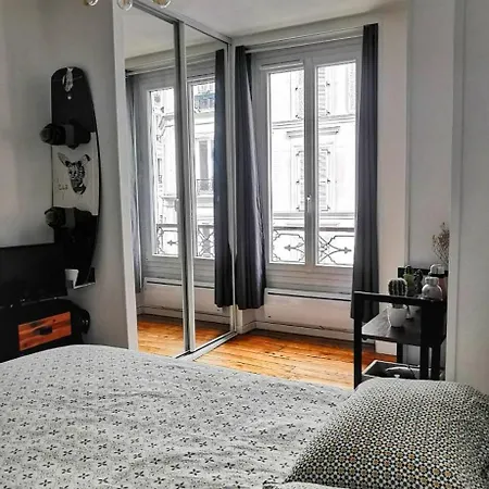 Lovely Flat Abbesses Center - Montmartre Apartment