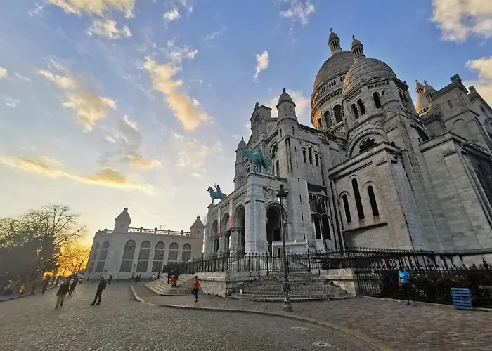 Lovely Flat Abbesses Center - Montmartre * Parijs